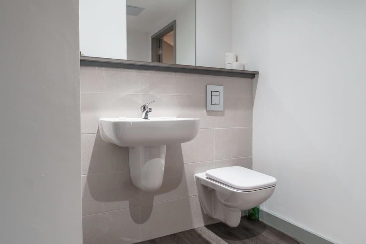 Modern 1 Bed Apartment In Liverpool Centre Esterno foto